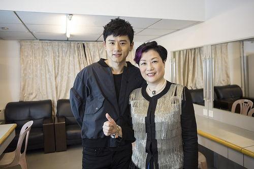 爽子与胡彦窗前拥抱图视频爆料,画面温馨感人  第3张